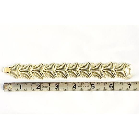 Vtg Coro Gold Tone Metal Bracelet Fold Over Clasp Signed 7" Scallop Fan Links - Picture 6 of 6